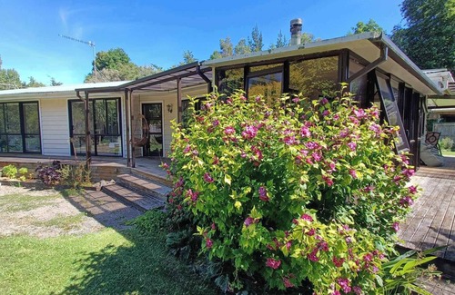 Otaki Casa | Classic 1960s home amongst native trees