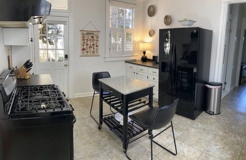 Leonidas Casa | Classic 2bd/1ba Carrollton Cottage near Streetcar line & River