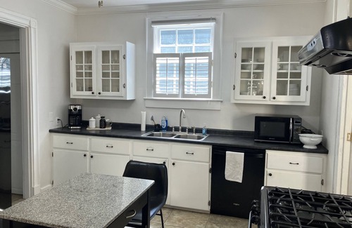 Leonidas Casa | Classic 2bd/1ba Carrollton Cottage near Streetcar line & River