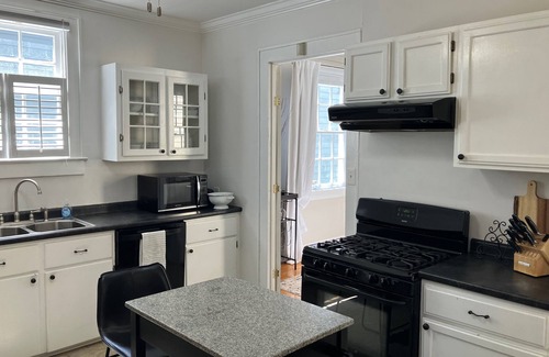 Leonidas Casa | Classic 2bd/1ba Carrollton Cottage near Streetcar line & River