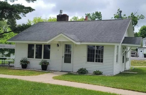 Indian River Casa | Classic 2BR Cabin Peaceful & Relaxing Stay