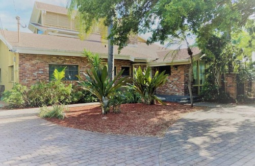 Lauderdale Harbours Casa | Classic 4/4 Bath Beach Home, 8 beds, Heated Pool, Ocean Access Canal, Dock