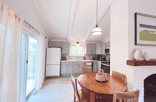 West Chatham Cabaña | Classic, airy Chatham cottage minutes from beach