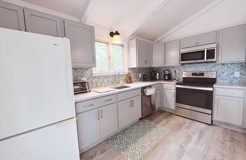 West Chatham Cabaña | Classic, airy Chatham cottage minutes from beach