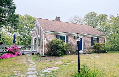 West Chatham Cabaña | Classic, airy Chatham cottage minutes from beach
