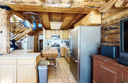 South Fork Casa | Classic alpine cabin with fast WiFi, enclosed yard, deck, & wood stove - dogs ok