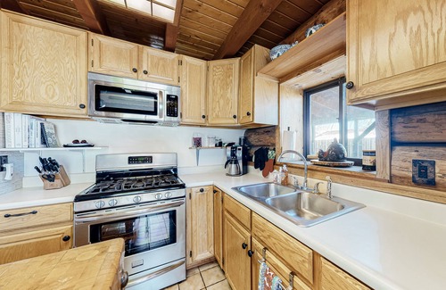 South Fork Casa | Classic alpine cabin with fast WiFi, enclosed yard, deck, & wood stove - dogs ok