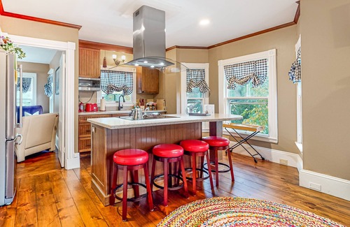 Kennebunkport Apartamento | ¡NUEVO LISTADO! ¡Apartamento clásico en el corazón de la ciudad - a pie de playas / restaurantes!