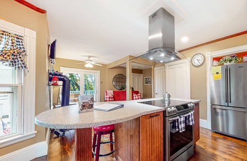 Kennebunkport Apartamento | ¡NUEVO LISTADO! ¡Apartamento clásico en el corazón de la ciudad - a pie de playas / restaurantes!