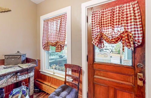 Kennebunkport Apartamento | ¡NUEVO LISTADO! ¡Apartamento clásico en el corazón de la ciudad - a pie de playas / restaurantes!