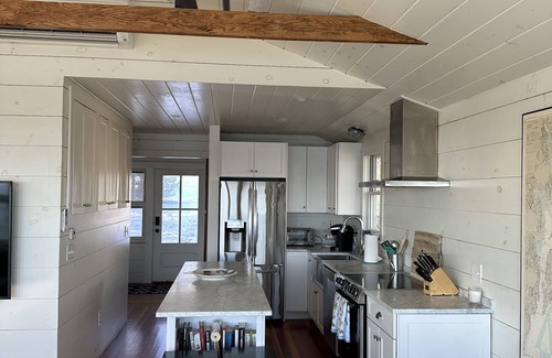 Portsmouth Cabaña | Classic Beachfront Cottage, Condado de Newport, RI