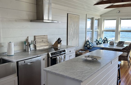 Portsmouth Cabaña | Classic Beachfront Cottage, Condado de Newport, RI