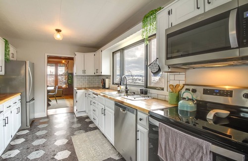 Butte Casa | Classic Butte Vacation Rental w/ Mountain Views!