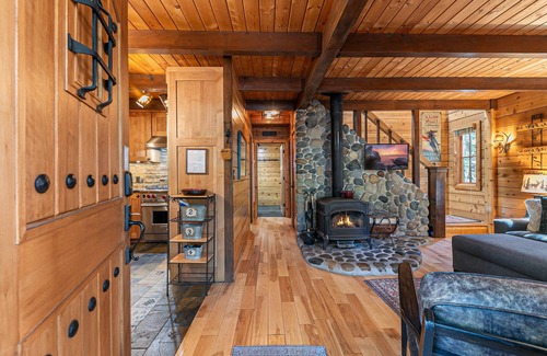 Tahoe Pines Casa | Classic Cabin in the Pines by Tahoe Getaways - Walk to Lake, Pet-Friendly 3 BR w/Yard & Hot Tub!
