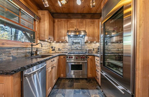 Tahoe Pines Casa | Classic Cabin in the Pines by Tahoe Getaways - Walk to Lake, Pet-Friendly 3 BR w/Yard & Hot Tub!