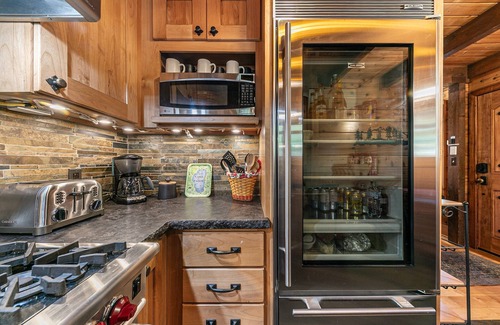 Tahoe Pines Casa | Classic Cabin in the Pines by Tahoe Getaways - Walk to Lake, Pet-Friendly 3 BR w/Yard & Hot Tub!
