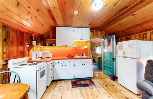 Joseph Casa | Classic Cabin w/ Gas Fireplace & Large Yard - Walk to the Lake, Dogs Welcome