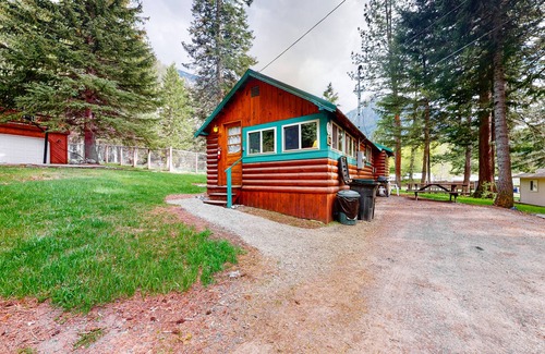 Joseph Casa | Classic Cabin w/ Gas Fireplace & Large Yard - Walk to the Lake, Dogs Welcome