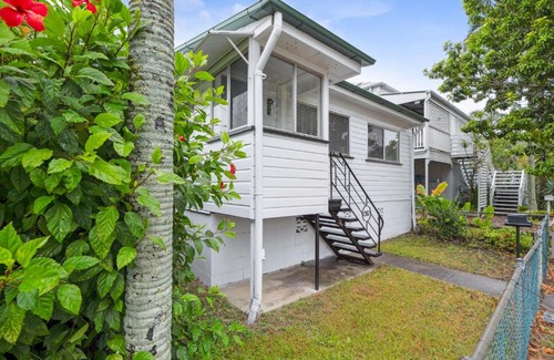 Nundah Casa | Classic Charm 3-Bed Family Home by Oxenham Park