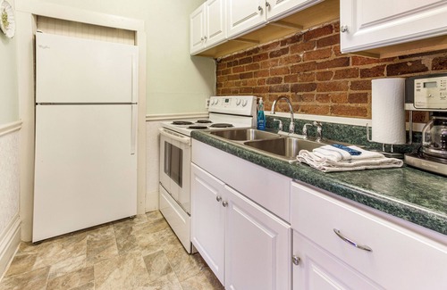 Old West Broad Neighborhood Apartamento | Classic Charm Overlooking Square