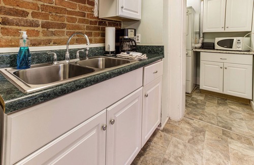 Old West Broad Neighborhood Apartamento | Classic Charm Overlooking Square