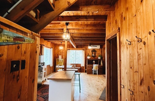 Chelsea Cabaña | Classic Chelsea Cottage on the Gatineau River and along the famous Chelsea Trail