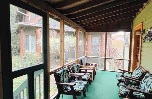 Chelsea Cabaña | Classic Chelsea Cottage on the Gatineau River and along the famous Chelsea Trail