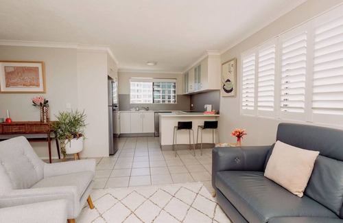 Buddina Apartamento | Classic Coastal Retreat across the road from the Surf Club