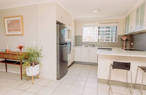 Buddina Apartamento | Classic Coastal Retreat across the road from the Surf Club