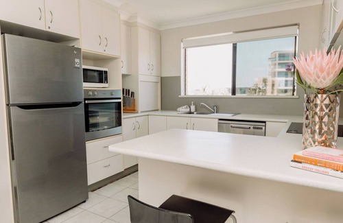 Buddina Apartamento | Classic Coastal Retreat across the road from the Surf Club