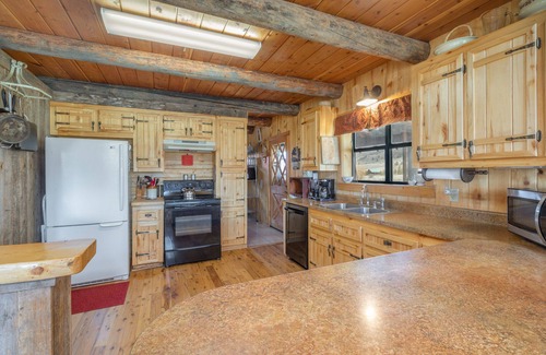 Creede Casa | Classic Colorado Cabin - ATV's Welcome - Grill / Deck / Mountain Views