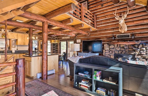 Florissant Casa | Classic Colorado Log Home with Mountain Views!