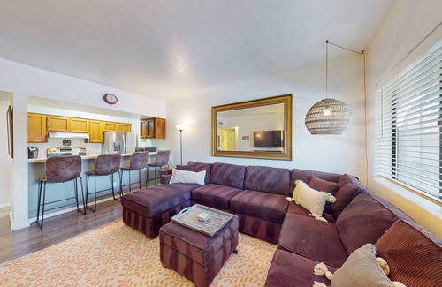 Dietz Condominio | Classic condo with a balcony, washer/dryer, central AC, pool