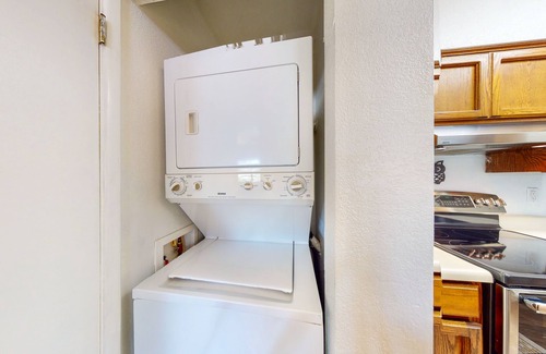 Dietz Condominio | Classic condo with a balcony, washer/dryer, central AC, pool