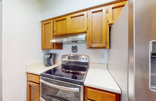 Dietz Condominio | Classic condo with a balcony, washer/dryer, central AC, pool