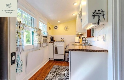 Crystal Beach Cabaña | Classic Cottage by the Beach!