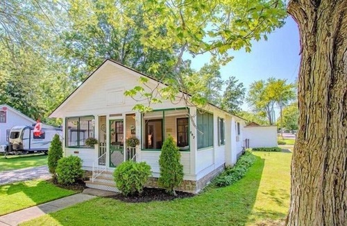 Crystal Beach Cabaña | Classic Cottage by the Beach!
