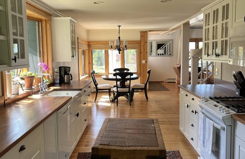 Harbor Springs Casa | Classic Cottage in downtown harbor springs