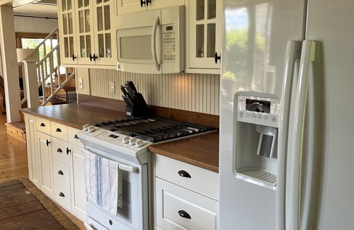 Harbor Springs Casa | Classic Cottage in downtown harbor springs