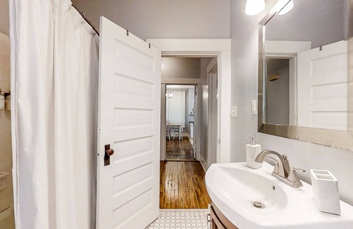 Americus Casa | Classic cottage with large yard, fast WiFi, washer/dryer, & central AC