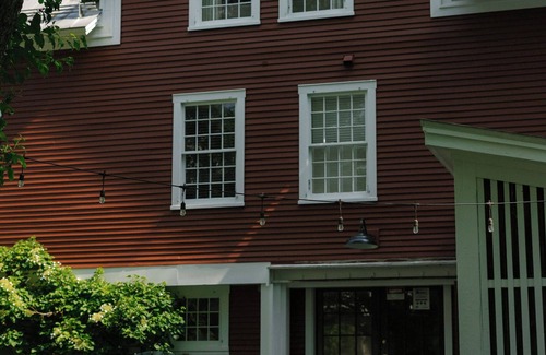 Warren Hotel | Classic Country suite for family and the dog