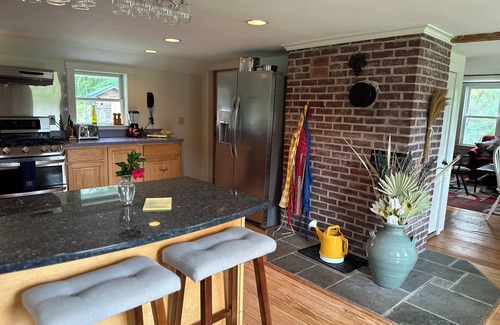 Woodstock Otro | Classic, cozy farmhouse in the 4 season playground of VT's prettiest town!