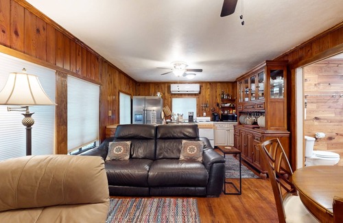 Bonita Springs Cabaña | Classic dog-friendly cottage with kitchen, washer/dryer, & central AC