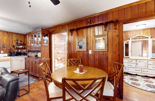 Bonita Springs Cabaña | Classic dog-friendly cottage with kitchen, washer/dryer, & central AC