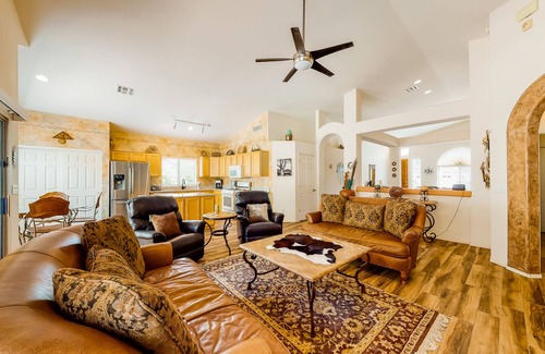 Oro Valley Casa | Clásico, casa para perros w / patio ajardinado, piscina privada, bañera de hidromasaje!