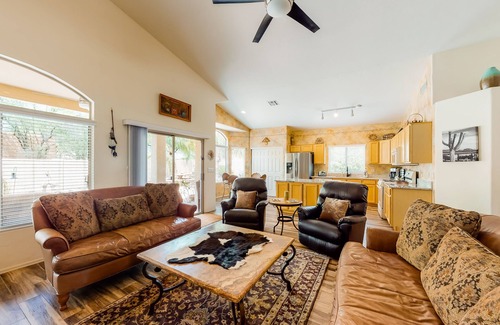 Oro Valley Casa | Clásico, casa para perros w / patio ajardinado, piscina privada, bañera de hidromasaje!