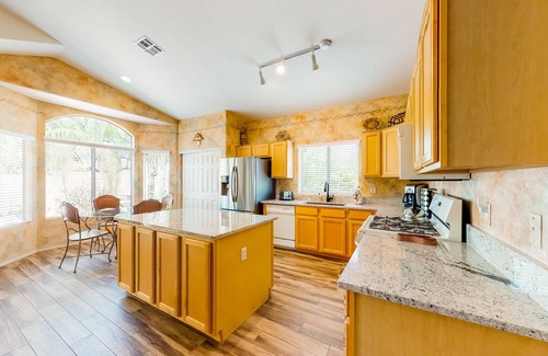 Oro Valley Casa | Clásico, casa para perros w / patio ajardinado, piscina privada, bañera de hidromasaje!