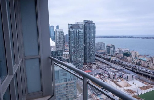 CityPlace Apartamento | Classic Downtown Toronto Lakeview Condo With Free Parking