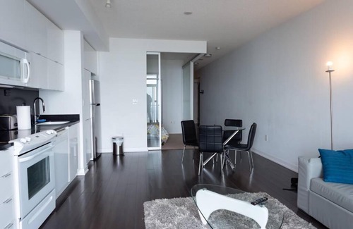 CityPlace Apartamento | Classic Downtown Toronto Lakeview Condo With Free Parking