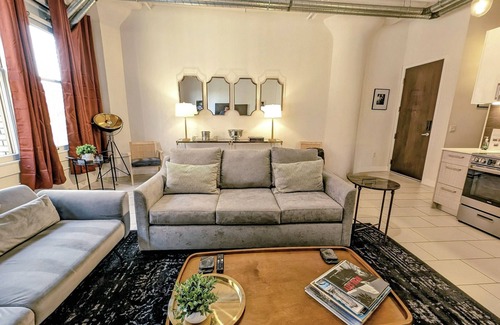 Historic Core Condominio | Loft Glamuroso en DTLA con Alberca, Vistas 360° + Parking